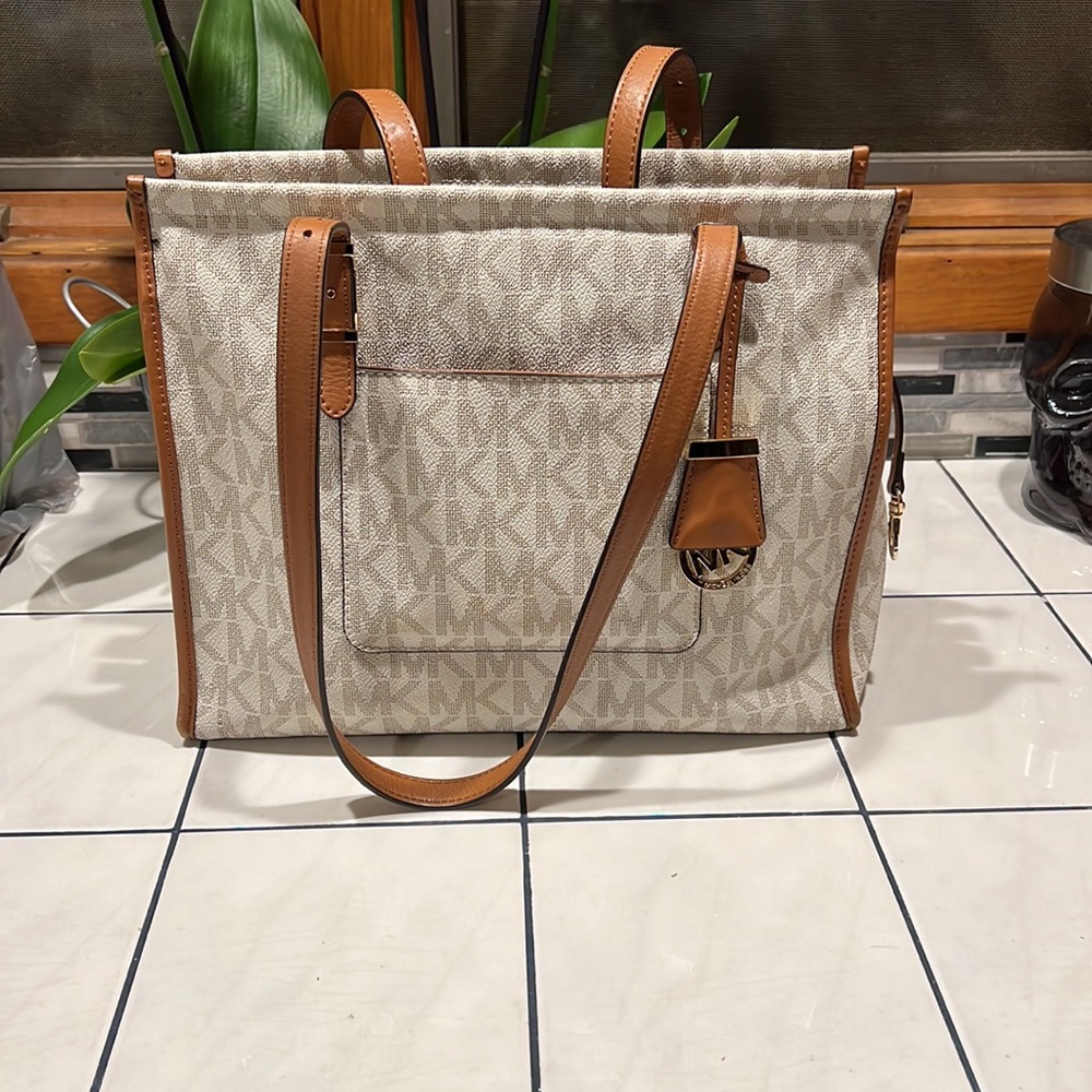 MK purse. - Picture 2 of 6